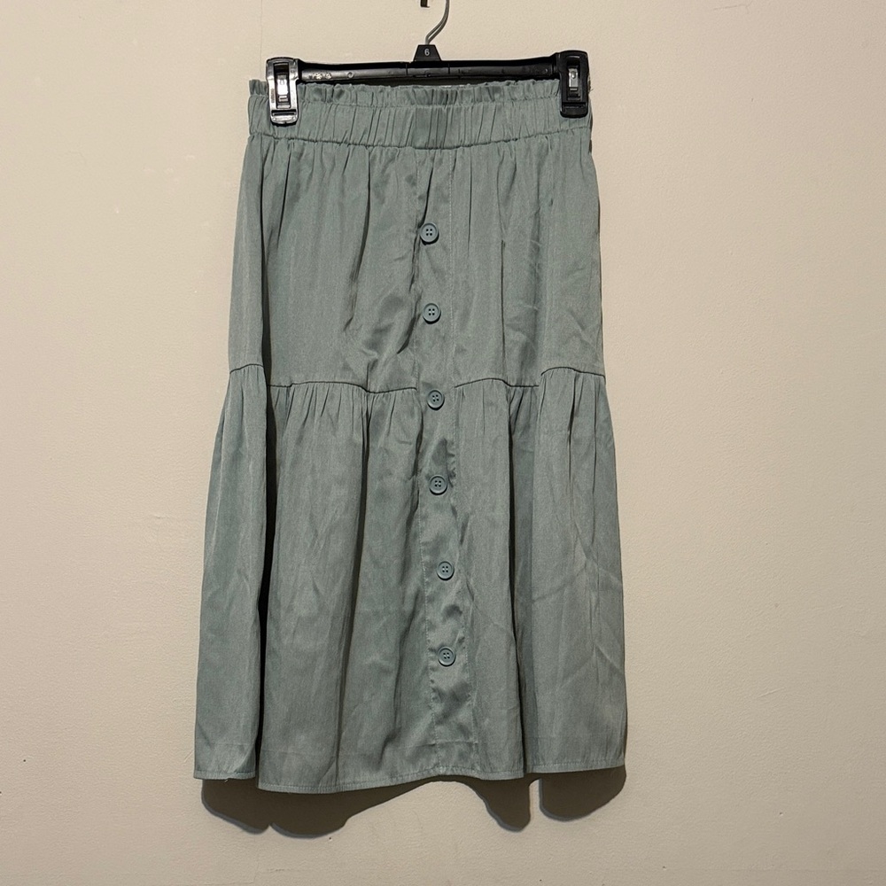 Chic Button-Front Midi Skirt in Sage